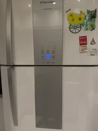 Geladeira Eletrolux DF80 553L com vazamento de gas.