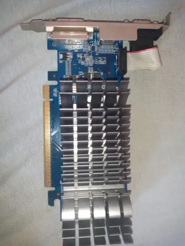 Placa de Vídeo GeForce GT 210 1GB