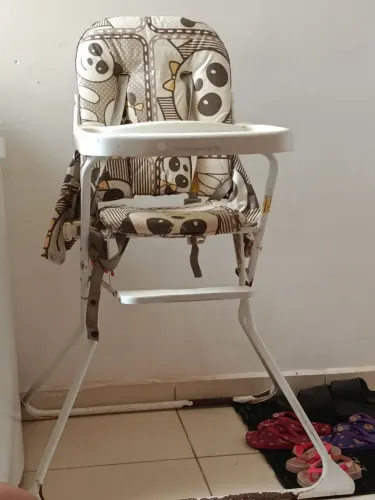Estou vendendo essa cadeirinha de alimentação, pouco tempo de uso e só está ocupando espac