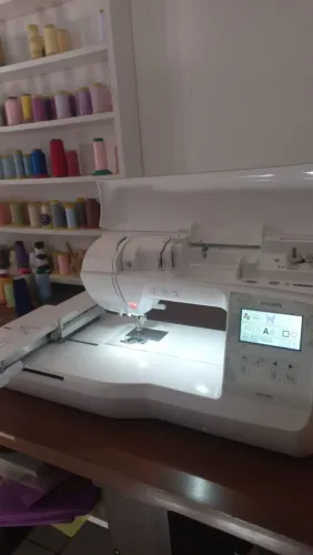 Máquina bordar computadorizada