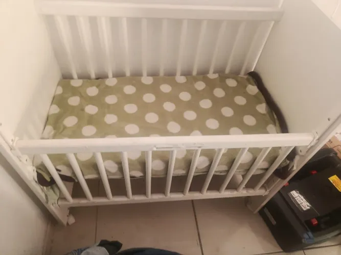 Mini Berço Branco de Madeira - Compacto e Lindo!