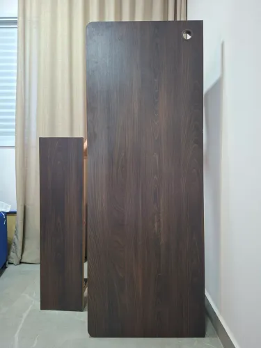 Mesa e prateleira com estrutura de fixação 