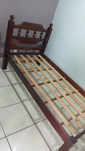 Cama de solteiro em madeira - Estrado completo - Ótimo estado