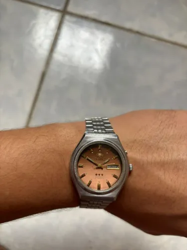 Orient 3 estrelas com mostrador dourado com marrom.