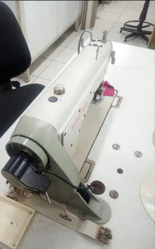 Vendo máquina reta refiladeira modelo Siruba com motor eletrônico.