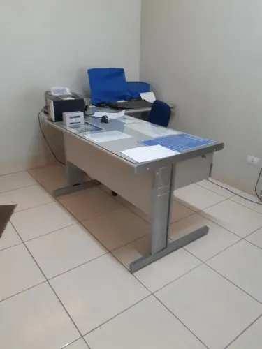 Mesa p/Escritório, em L, c/Tampão de Vidro, impressora Multifuncional e outros utensílios.