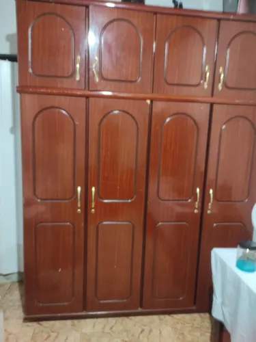 Vendo armário de sucupira com maleiro. Pequeno defeito na lateral