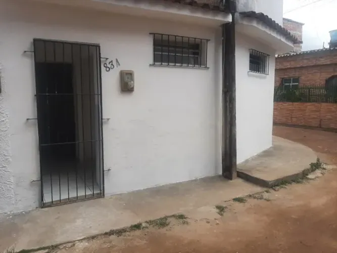 Casa aconchegante localizada na Vila da Inabe, com ambientes bem distribuídos e um terraço