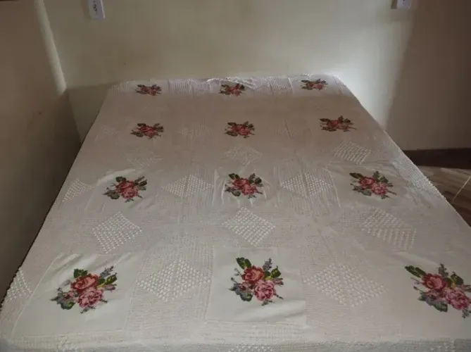 Colcha de casal marcada com barra de crochê