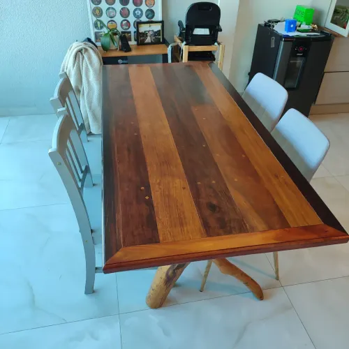 Mesa de jantar de madeira maciça + 4 cadeiras ? estilo rústico/moderno