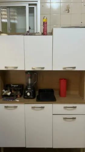 Armário de Cozinha Branco com Detalhes Amadeirados
