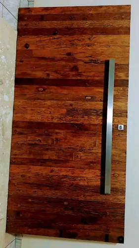 VENDE -SE PORTA E PORTAL DE MADEIRA MACIÇA.