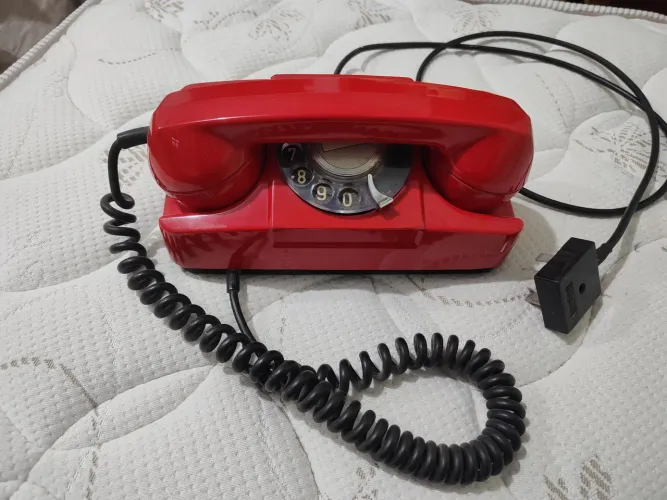 Telefone de discagem antigo (Relíquia)