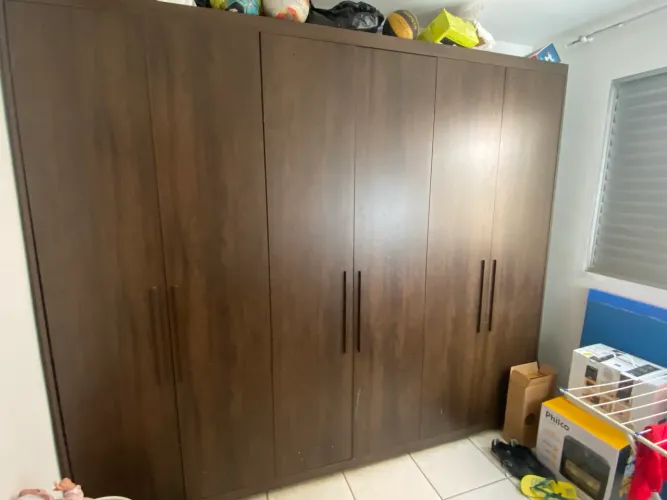 Guarda roupas 6 portas.