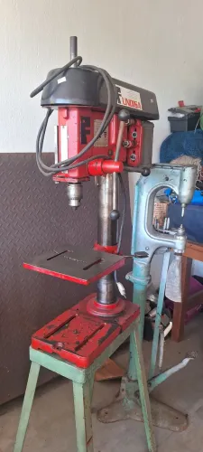 Furadeira de bancada com base metálica