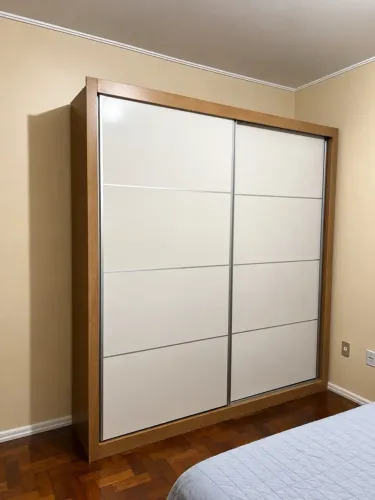 Kit Quarto Completo: Roupeiro 2 mt + Rack TV 1,80 mt + Cabeceira Ripada ( seminovos) ver