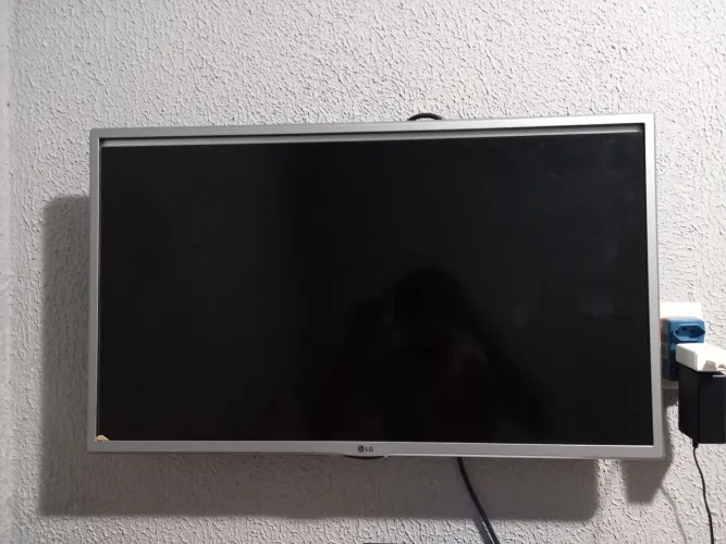 Smart TV LG 32 Polegadas HD, HDMI / USB/ WI-FI.