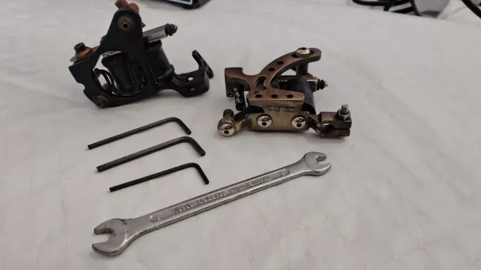 Kit Tattoo Bobina: 2 Máquinas (1 Corun Traço), 2 Fontes e Pedal