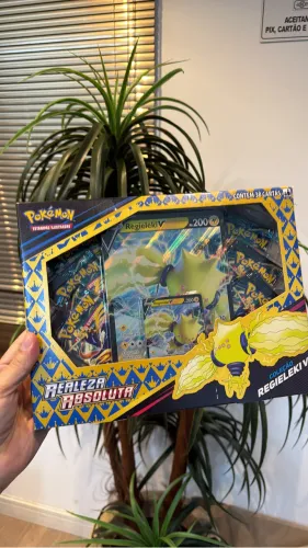 Pokémon Realeza Absoluta Regieleki V Collection Box Lacrada Original