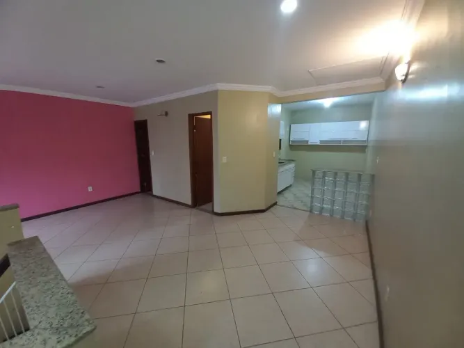Casa de vila sobrado, de frente, com 2 andares.