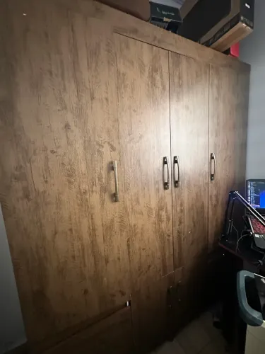 Guarda roupa São 2 guarda roupas um marrom e um branco