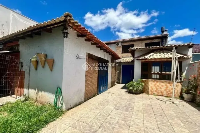 Casa 4 dormitórios, 1 térreo, suíte com closet e área gourmet no Olaria