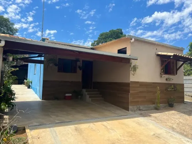 Casa em lote de 360 m², bem localizado, espaço gourmet, fogão a lenha e churrasqueira.