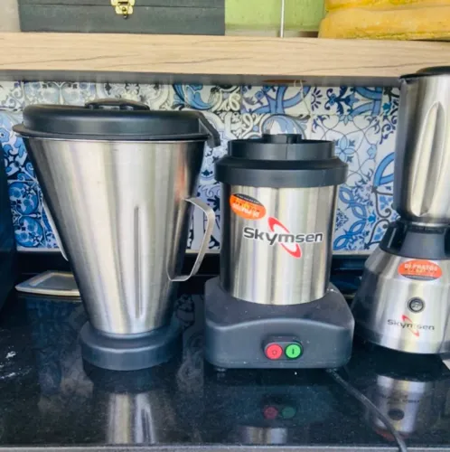 VENDO URGENTE 2 LIQUIDIFICADORES INDUSTRIAL. SEM USO