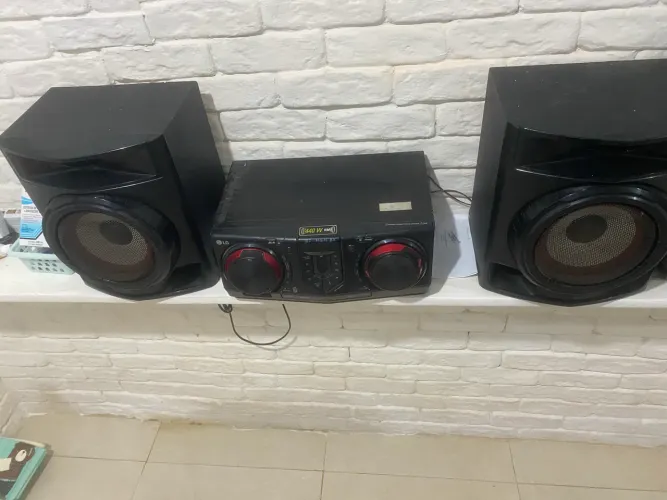 Vendo som LG 440w