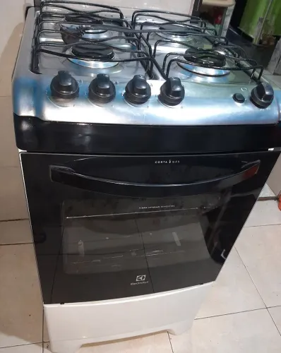 fogão Electrolux acendimento automático. todas as bocas e forno funcionando. 