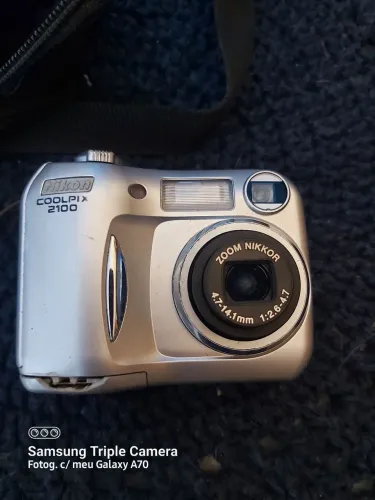 Câmera digital Nikon Coolpix 2100 (lançada em 2003, de 2.0 megapixels).