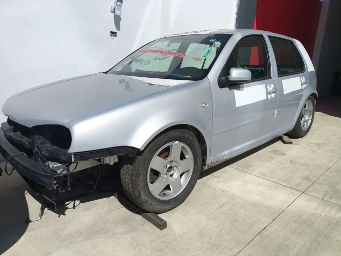 Golf batido ( vendo peças) carroceria bem integra.