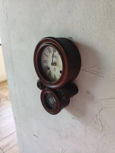 Relógio de madeira oitinho
