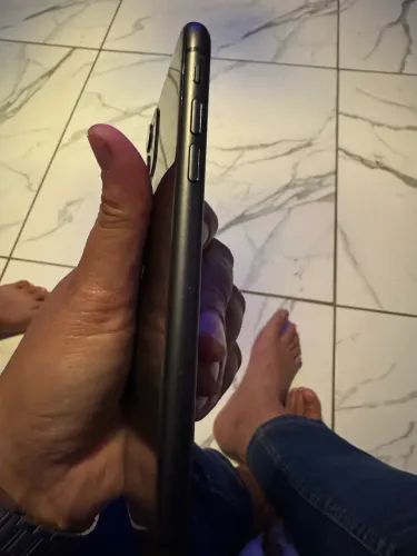 Celular IPhone 11 , 64 G .