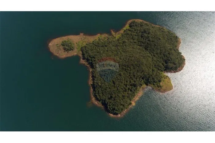 Ilha de 13 hectares na represa de Nova Ponte no municipio de Pedrinópolis, Minas Gerais.