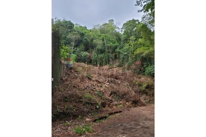 Terreno 1.400m² em Niterói: Vista e Tranquilidade