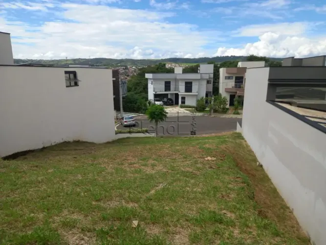 Terreno à Venda no Condomínio Porto do Sol em Valinhos, no bairro Lenheiro.