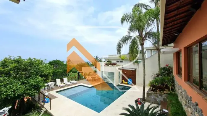 Aluguel e Venda de casa com 06 Quartos em Itacoatiara, Região Oceânica de Niterói - RJ.