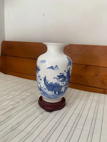 Vaso de Porcelana Chinesa Azul e Branca com Base de Madeira - Pintura e Caligrafia Orienta