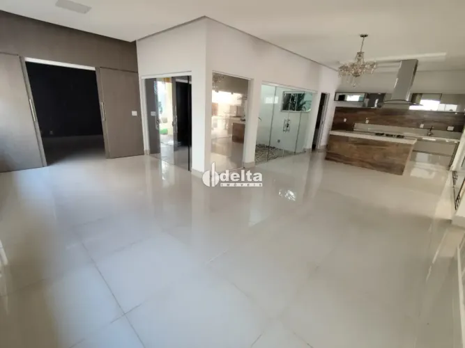 Casa residencial com 3 suites disponível para locação no bairro Jardim Karaíba em Uberlând