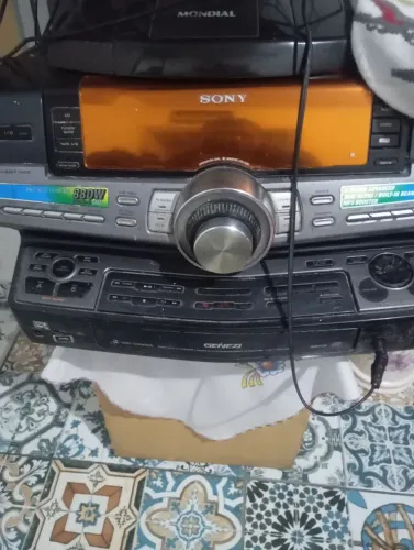 vendo um som Sony 880 vattys muito bom ele só não tá pegando rádio er pendrive só cabo aux