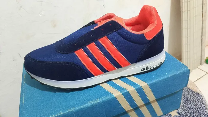 Vendo tênis por 50 reais promoção e chuteiras 80,00 ainda leva uma meia grátis .