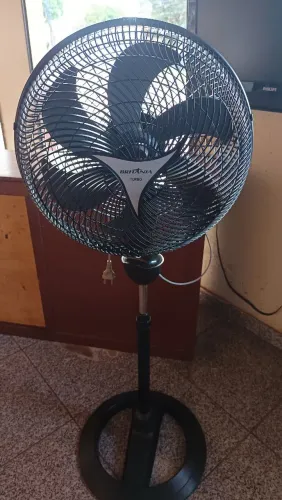 Ventilador Britânia de coluna funcionando perfeitamente