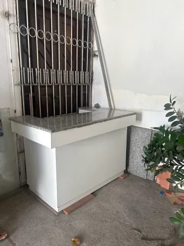 Balcão de loja de madeira com tampo de granito