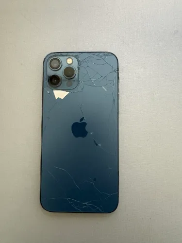 iPhone 12 Pro trincado 