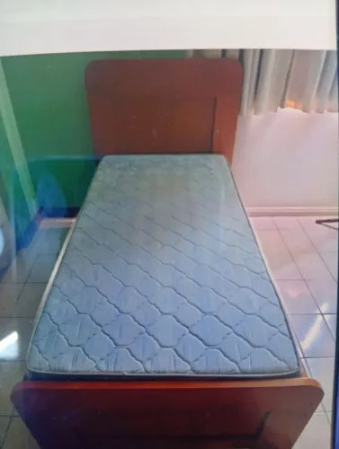 Cama de solteiro na pura madeira,acompanha o colchão