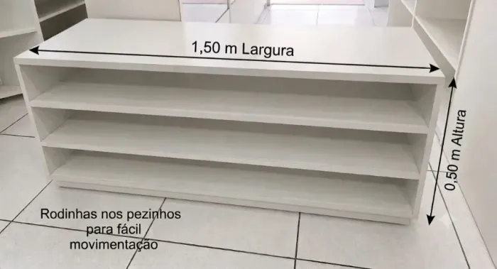 Balcão Expositor Branco com Prateleiras e Rodinhas (1,50m x 0,50m)
