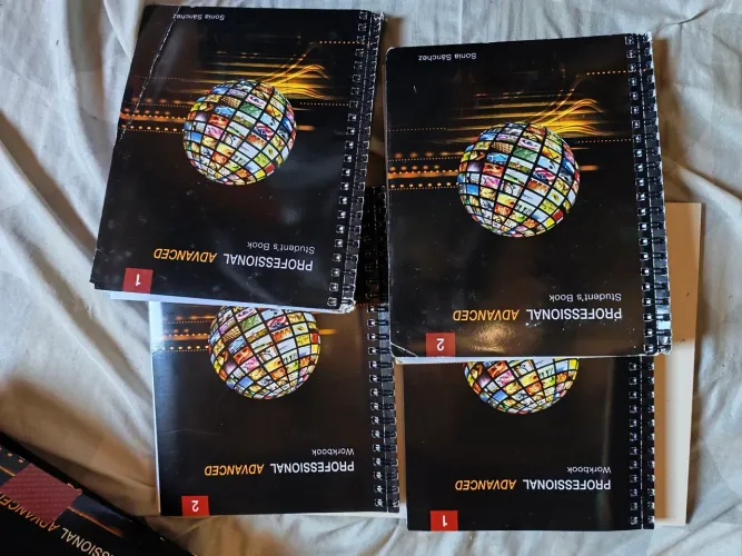 Livros de inglês e administração.