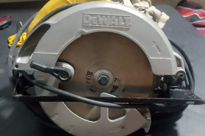 Serra Circular Dewalt 220V