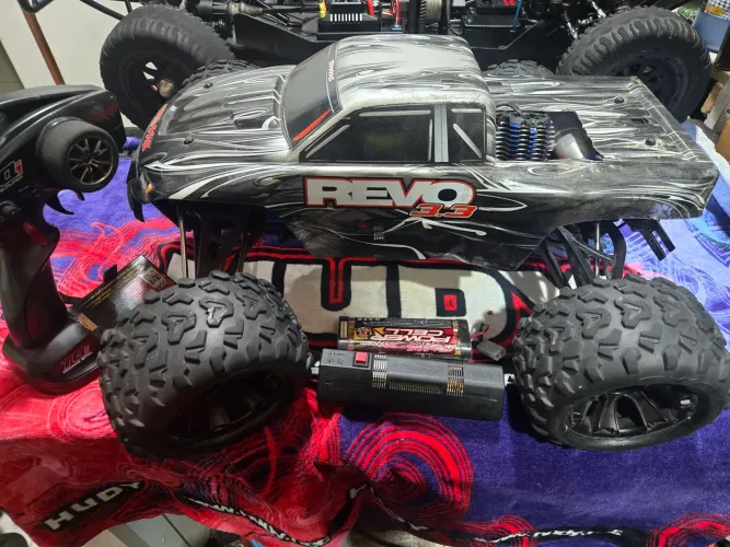Automodelo traxxas revo 3.3